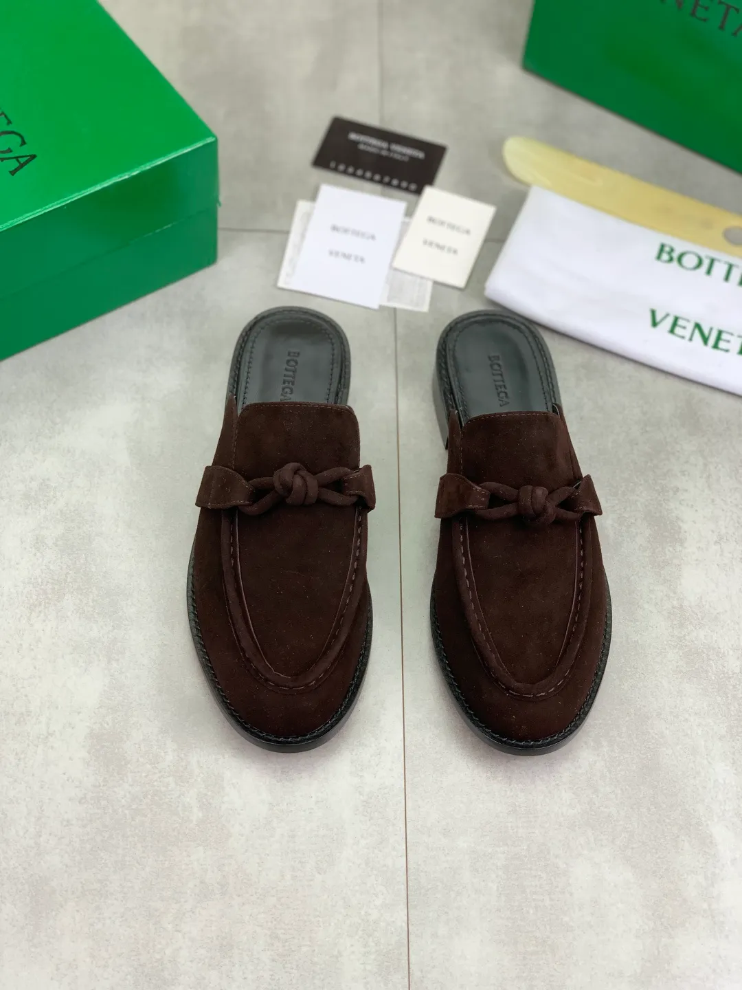 Men's shoes 💰P800 [New model] (genuine leather outsole) water-dyed cow lining 💰High-quality business couple half-slip leather shoes 💎💎💎 BOTTEGA VENETA official website synchronizes the latest top version of BV in the market, accepts material comparison, shoe type comparison, process comparison, practical and textured, versatile and suitable for any occasion, the more you look at it, the more flavorful it becomes. Purely hand-knitted craftsmanship - Upper material, calfskin imported from Italy 🇮🇹 - High-quality water-dyed cowhide lining - Original private model customized leather outsole -Size: Female 35-39 (40 ordered) Male 39-44 (38 45 can be customized) Color: Multiple colors available